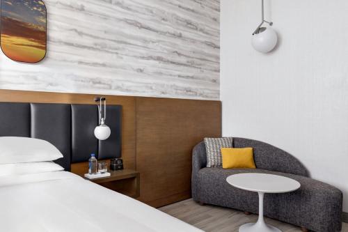 Habitación Club Level M - 1 cama extragrande del hotel Marriott New York JFK Airport. Foto 3