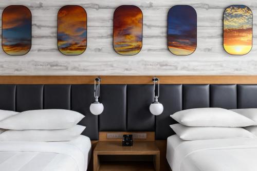 Habitación Estándar con 2 camas grandes y ducha accesible en silla de ruedas - Adaptada para personas con movilidad reducida del hotel Marriott New York JFK Airport. Foto 1