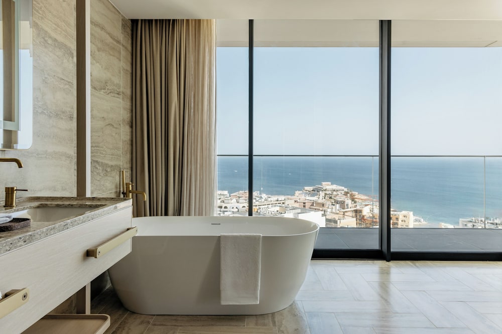 Suite Extra ME+ Vistas al Mar del hotel ME Malta. Foto 5