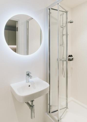 Estudio Doble espacioso y con 2 camas del hotel Vertus Edit Canary Wharf. Foto 3