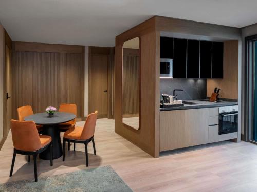 Apartamento Deluxe de 1 dormitorio del hotel Mövenpick Living Istanbul Saklivadi. Foto 2