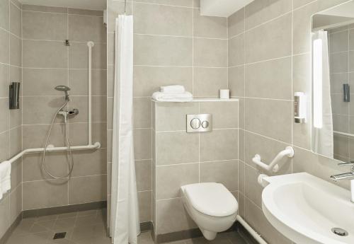 Habitación Doble adaptada para personas con movilidad reducida del hotel B&B Marne-La-Vallée Val D'Europe. Foto 4