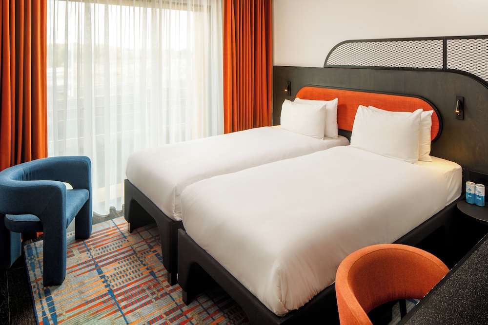 Habitación estándar con 2 camas individuales y vistas al atrio del hotel TRIBE Manchester Airport. Foto 2