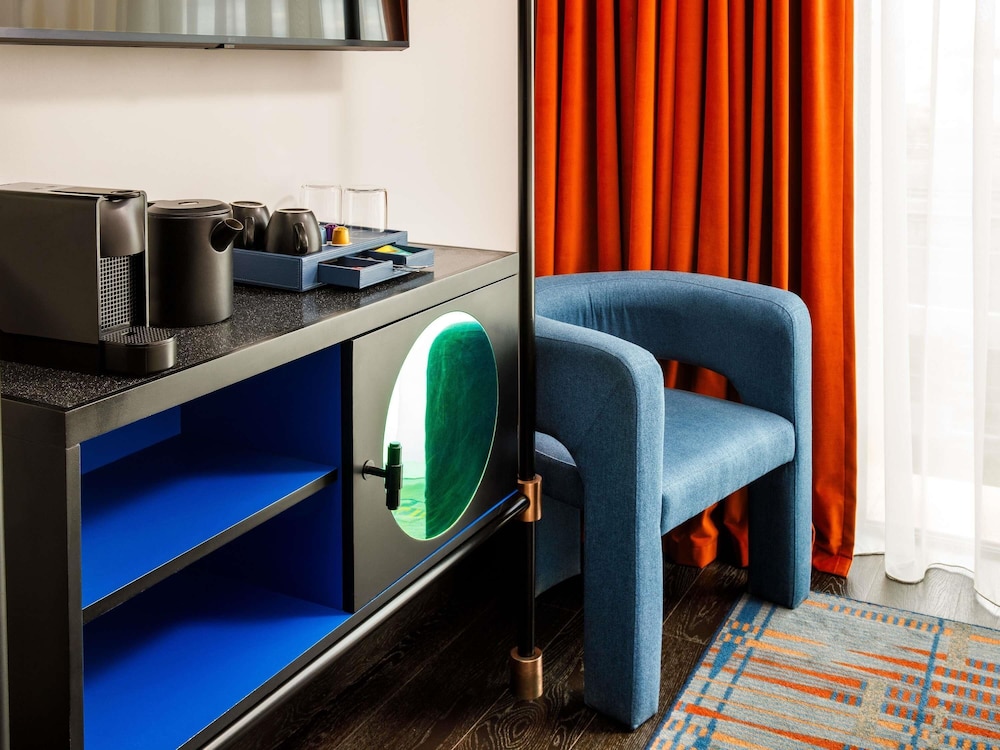 Habitación estándar con 2 camas individuales y vistas al atrio del hotel TRIBE Manchester Airport. Foto 5