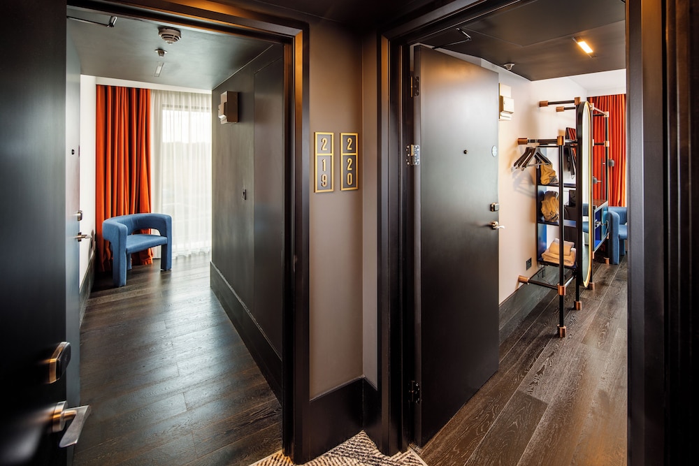 Suite Familiar Estándar con 2 habitaciones comunicadas del hotel TRIBE Manchester Airport. Foto 1