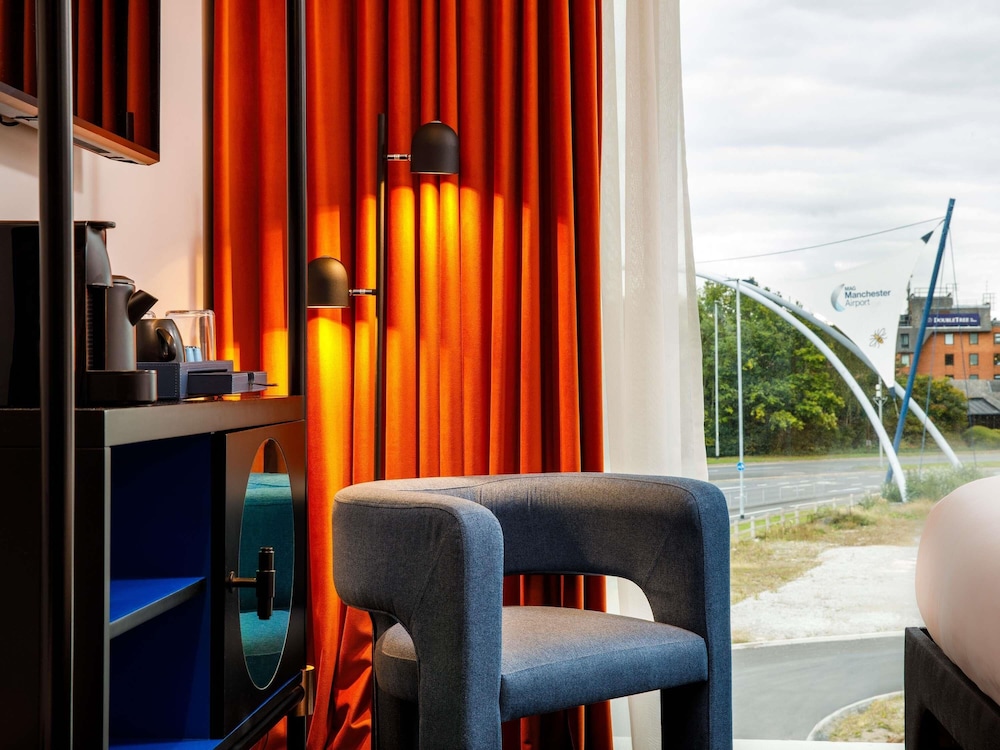 Suite Familiar Estándar con 2 habitaciones comunicadas del hotel TRIBE Manchester Airport. Foto 9
