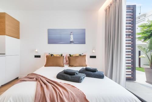 Habitación Doble con vistas a la piscina del hotel La Vega de Ciudad Jardín Suites