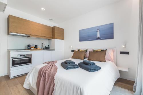 Habitación Doble con vistas a la piscina del hotel La Vega de Ciudad Jardín Suites. Foto 1