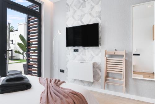 Habitación Doble con vistas a la piscina del hotel La Vega de Ciudad Jardín Suites. Foto 2