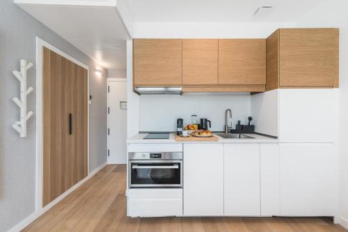 Habitación Doble con vistas a la piscina del hotel La Vega de Ciudad Jardín Suites. Foto 3