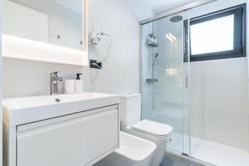 Habitación Doble con vistas a la piscina del hotel La Vega de Ciudad Jardín Suites. Foto 4