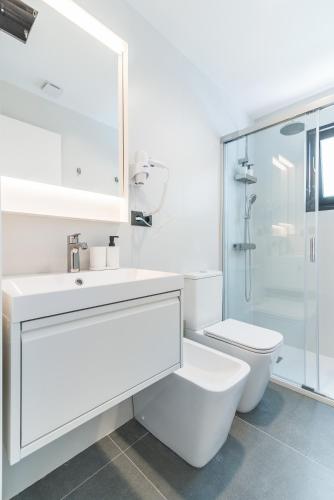 Habitación Doble con vistas a la piscina del hotel La Vega de Ciudad Jardín Suites. Foto 5