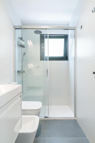 Habitación Doble con vistas a la piscina del hotel La Vega de Ciudad Jardín Suites. Foto 6