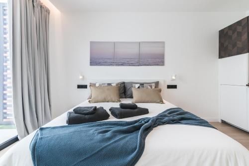 Habitación con vistas a la piscina - 1 cama grande del hotel La Vega de Ciudad Jardín Suites