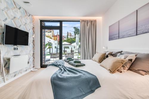 Habitación con vistas a la piscina - 1 cama grande del hotel La Vega de Ciudad Jardín Suites. Foto 1