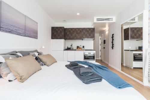 Habitación con vistas a la piscina - 1 cama grande del hotel La Vega de Ciudad Jardín Suites. Foto 2