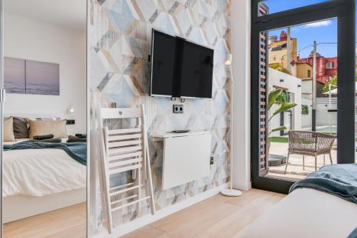 Habitación con vistas a la piscina - 1 cama grande del hotel La Vega de Ciudad Jardín Suites. Foto 3