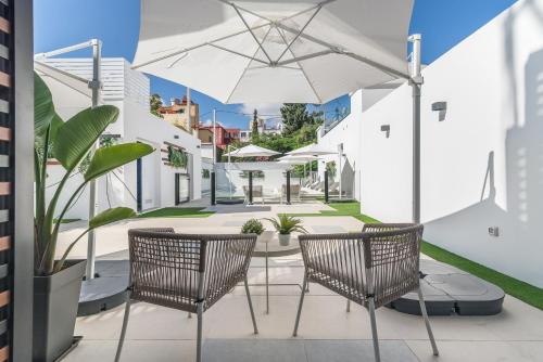 Habitación con vistas a la piscina - 1 cama grande del hotel La Vega de Ciudad Jardín Suites. Foto 4