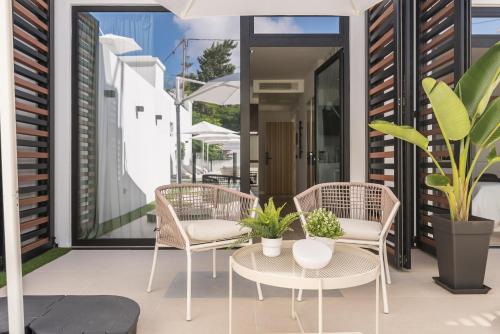 Habitación con vistas a la piscina - 1 cama grande del hotel La Vega de Ciudad Jardín Suites. Foto 5