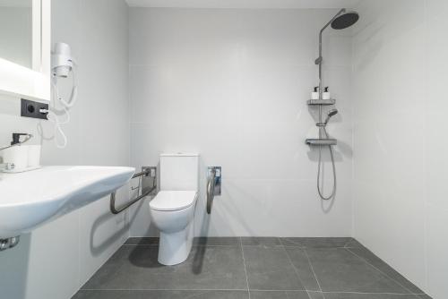 Habitación con vistas a la piscina - 1 cama grande del hotel La Vega de Ciudad Jardín Suites. Foto 6