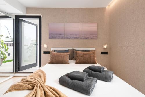 Habitación Doble con balcón del hotel La Vega de Ciudad Jardín Suites