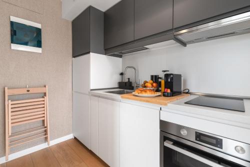 Habitación Doble con balcón del hotel La Vega de Ciudad Jardín Suites. Foto 3