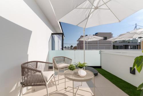 Habitación Doble con balcón del hotel La Vega de Ciudad Jardín Suites. Foto 4