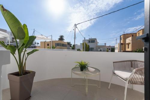 Habitación Doble con balcón del hotel La Vega de Ciudad Jardín Suites. Foto 5