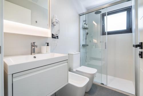 Habitación Doble con baño privado del hotel La Vega de Ciudad Jardín Suites. Foto 3