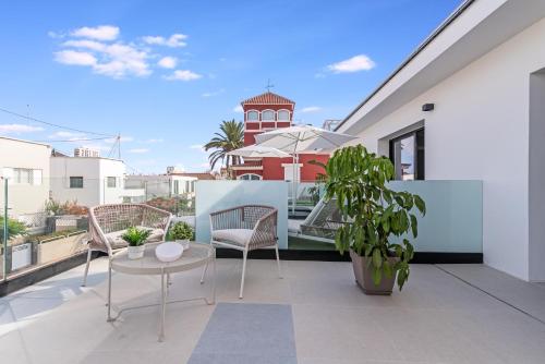 Habitación Superior con cama extragrande del hotel La Vega de Ciudad Jardín Suites. Foto 6