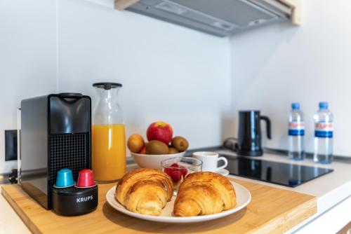 Habitación Doble adaptada para personas con movilidad reducida del hotel La Vega de Ciudad Jardín Suites. Foto 2