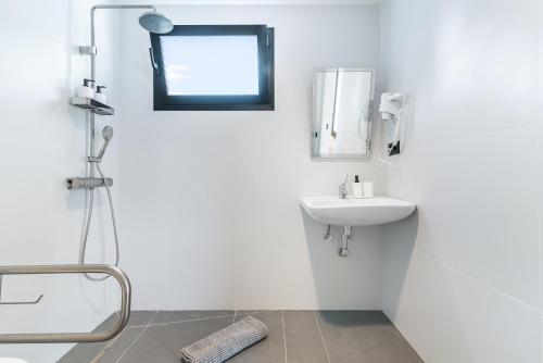 Habitación Doble adaptada para personas con movilidad reducida del hotel La Vega de Ciudad Jardín Suites. Foto 4