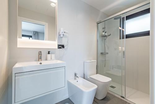 Habitación Superior con cama extragrande del hotel La Vega de Ciudad Jardín Suites. Foto 7