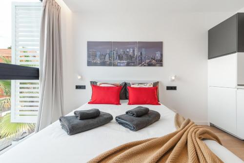 Habitación con cama extragrande. del hotel La Vega de Ciudad Jardín Suites