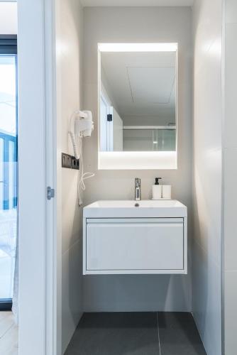 Habitación Deluxe del hotel La Vega de Ciudad Jardín Suites. Foto 6