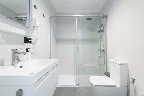 Habitación Triple con baño privado del hotel La Vega de Ciudad Jardín Suites. Foto 6