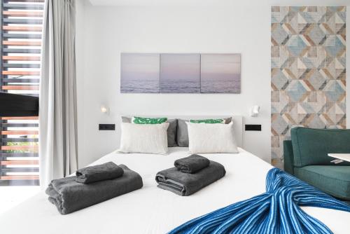 Habitación Triple con baño privado del hotel La Vega de Ciudad Jardín Suites. Foto 1