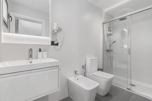 Habitación Triple Deluxe del hotel La Vega de Ciudad Jardín Suites. Foto 4