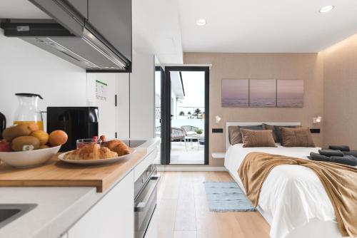 Habitación doble con balcón del hotel La Vega de Ciudad Jardín Suites. Foto 2