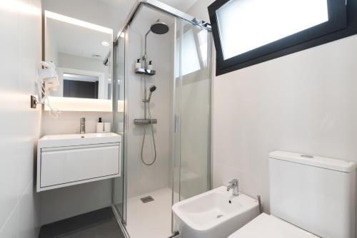 Habitación doble con balcón del hotel La Vega de Ciudad Jardín Suites. Foto 6