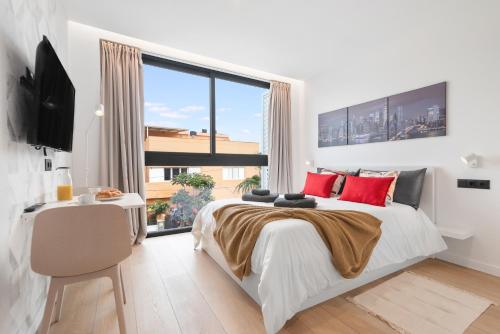 Habitación con cama extragrande. del hotel La Vega de Ciudad Jardín Suites. Foto 1