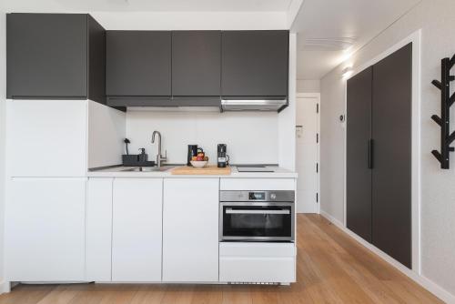 Habitación con cama extragrande. del hotel La Vega de Ciudad Jardín Suites. Foto 4