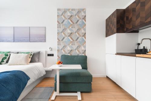 Habitación Triple con baño privado del hotel La Vega de Ciudad Jardín Suites. Foto 2