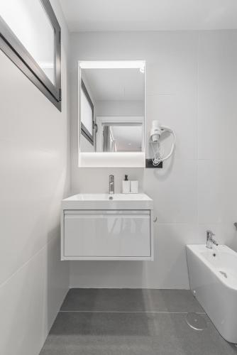 Habitación Triple Deluxe del hotel La Vega de Ciudad Jardín Suites. Foto 3