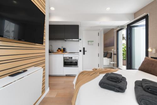 Habitación doble con balcón del hotel La Vega de Ciudad Jardín Suites. Foto 8