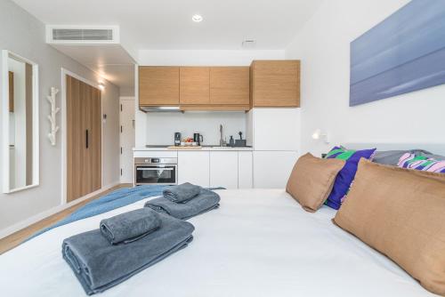 Habitación doble con baño privado del hotel La Vega de Ciudad Jardín Suites. Foto 9