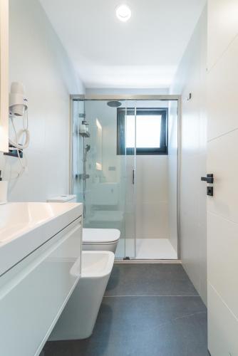 Habitación doble con baño privado del hotel La Vega de Ciudad Jardín Suites. Foto 13