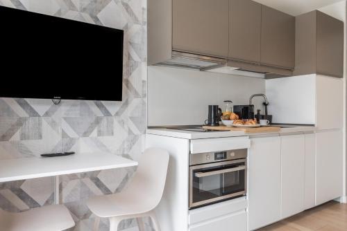 Habitación Superior con cama extragrande del hotel La Vega de Ciudad Jardín Suites. Foto 8