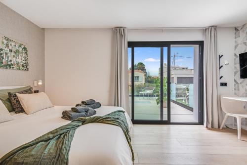 Habitación Superior con cama extragrande del hotel La Vega de Ciudad Jardín Suites. Foto 9