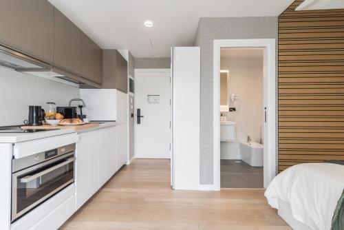 Habitación Superior con cama extragrande del hotel La Vega de Ciudad Jardín Suites. Foto 10